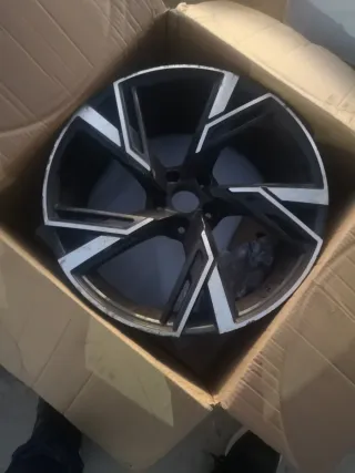 Una llanta tiene una pequeña raja