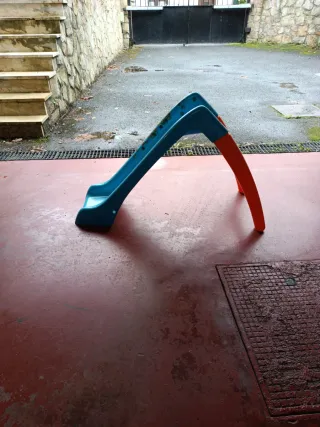 Tobogán infantil azul y naranja