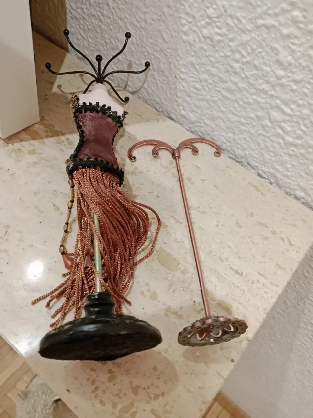 Soporte Pendientes Metal Dorado