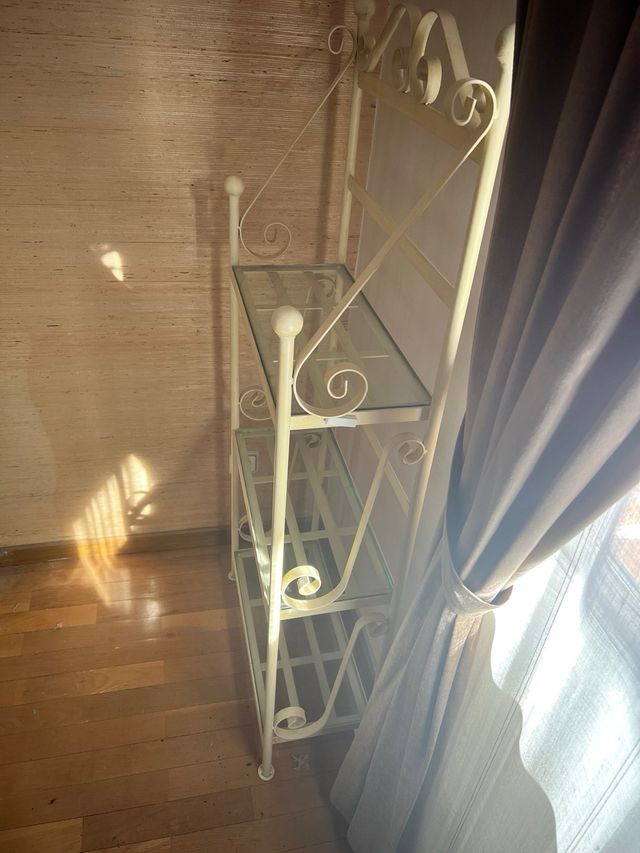 Estantería metálica con baldas de cristal