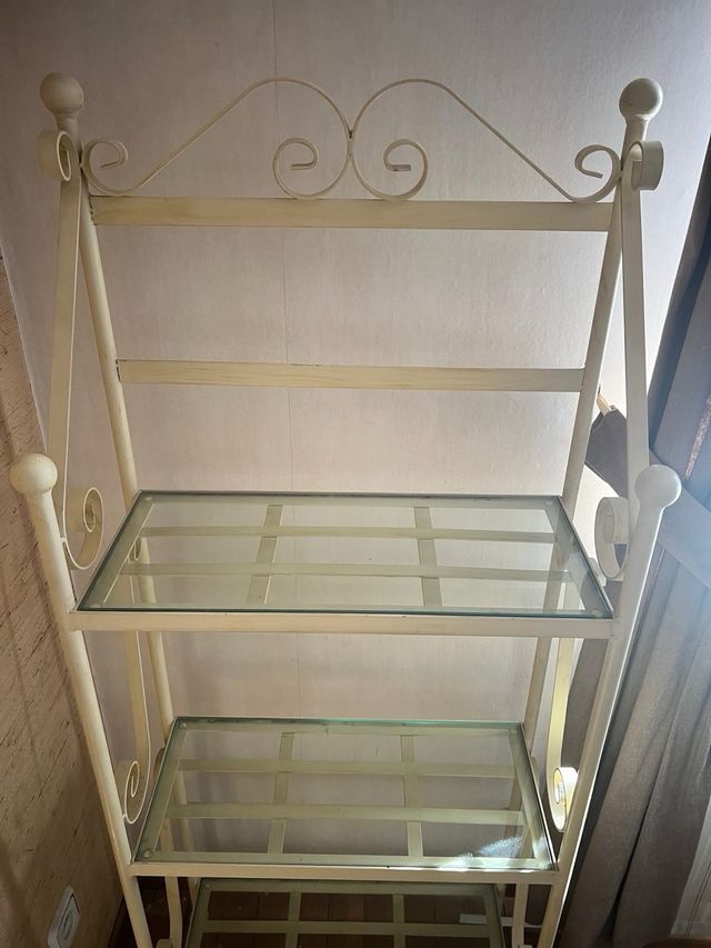 Estantería metálica con baldas de cristal