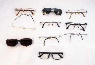 Lote de 10 gafas graduadas y de sol, con su funda