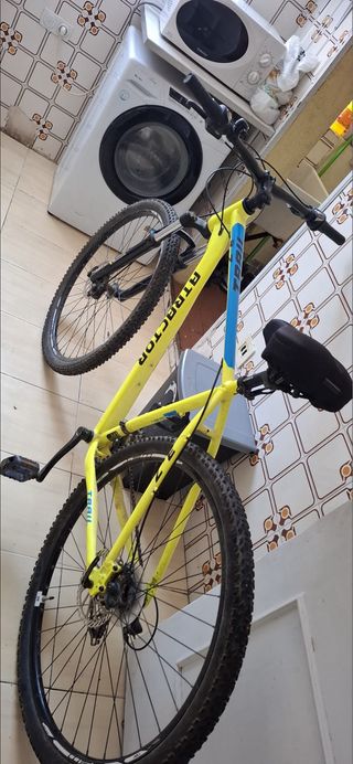 Bicicleta de montaña amarilla