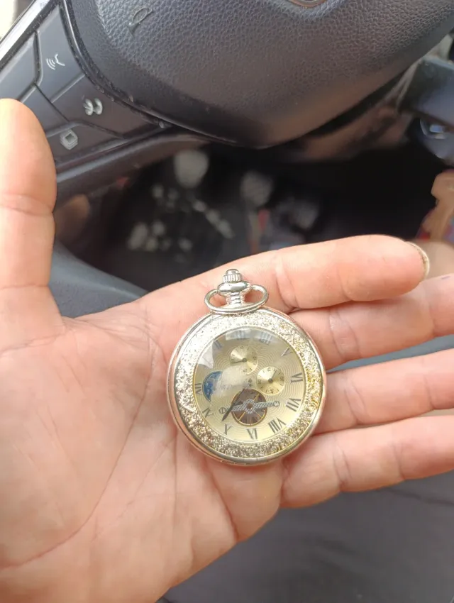 Reloj de bolsillo antiguo con esfera detallada