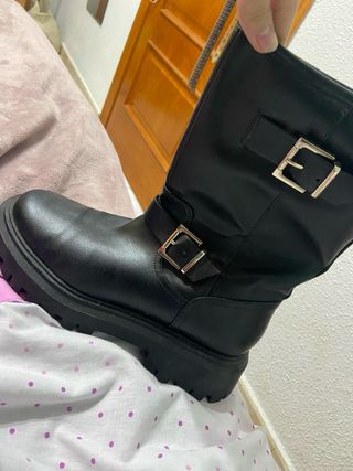 Botas negras con hebillas