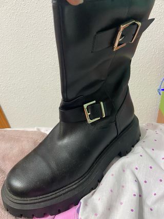 Botas negras con hebillas
