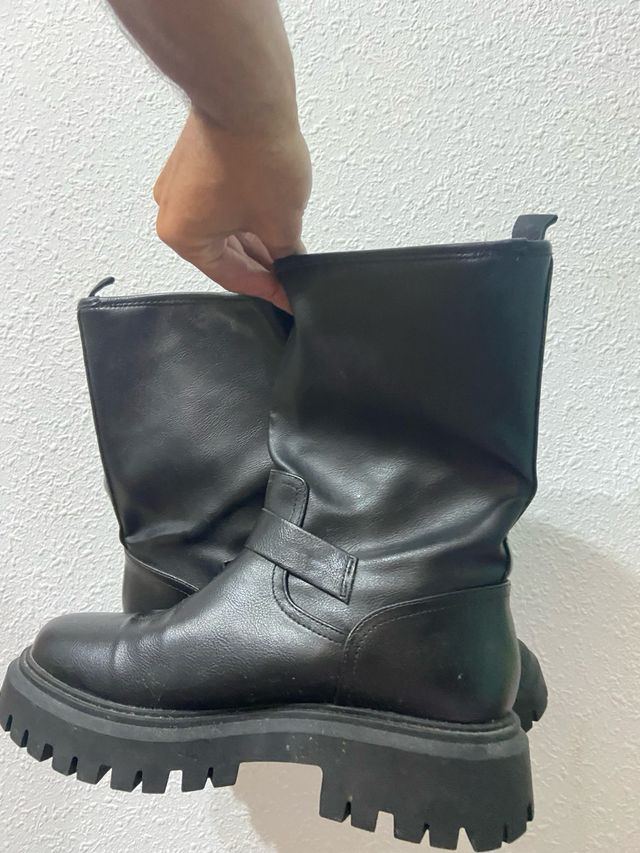 Botas negras con hebillas