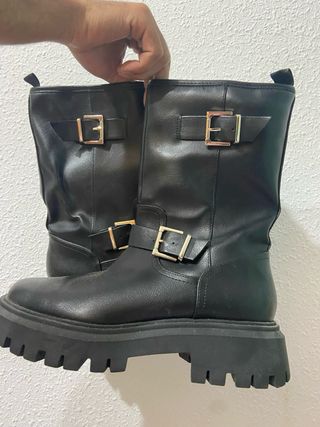 Botas negras con hebillas