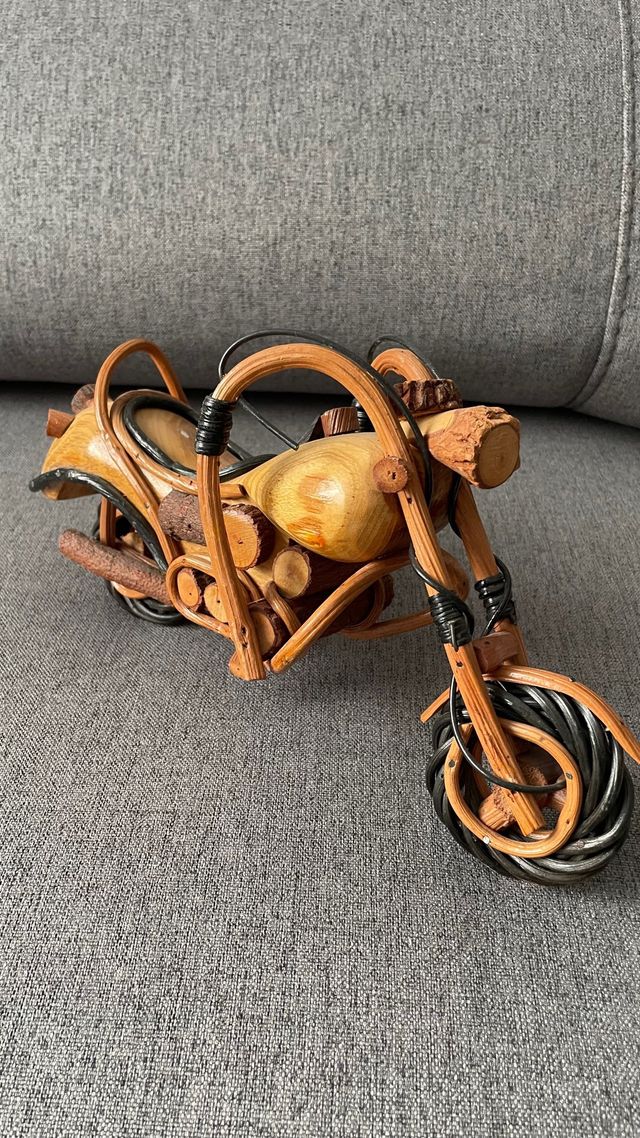 Moto de madera artesanal