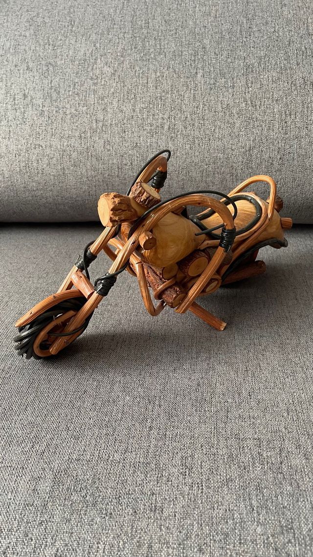 Moto de madera artesanal