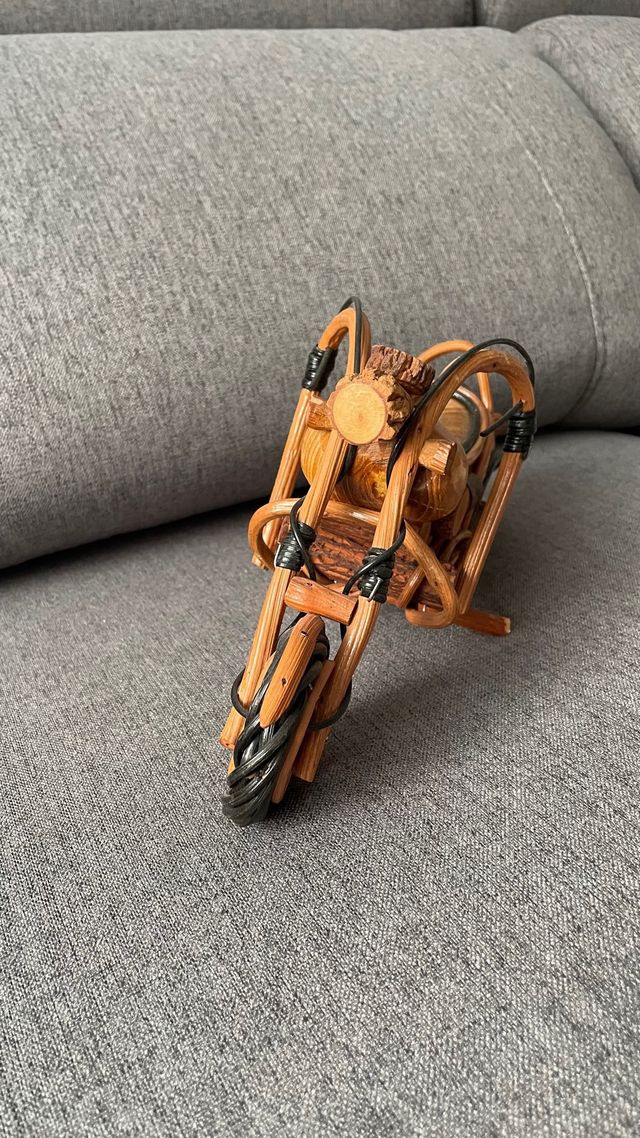 Moto de madera artesanal