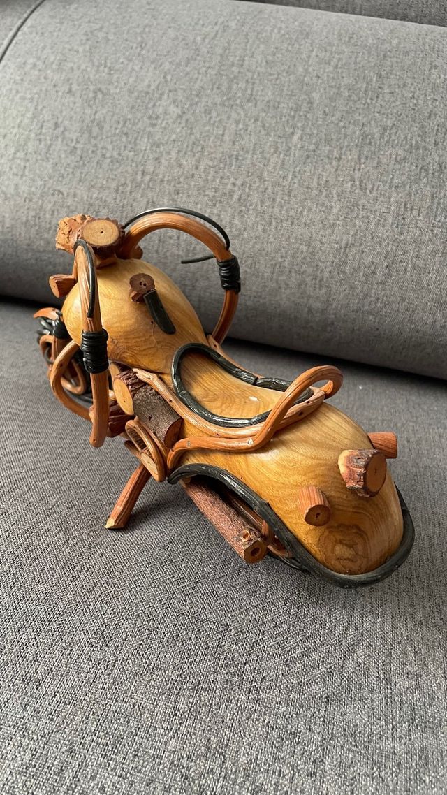 Moto de madera artesanal