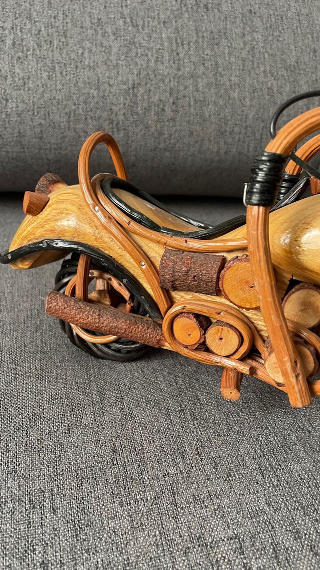 Moto de madera artesanal