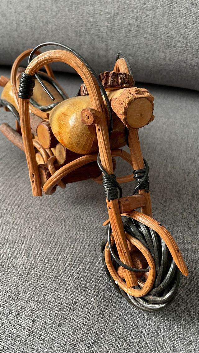 Moto de madera artesanal