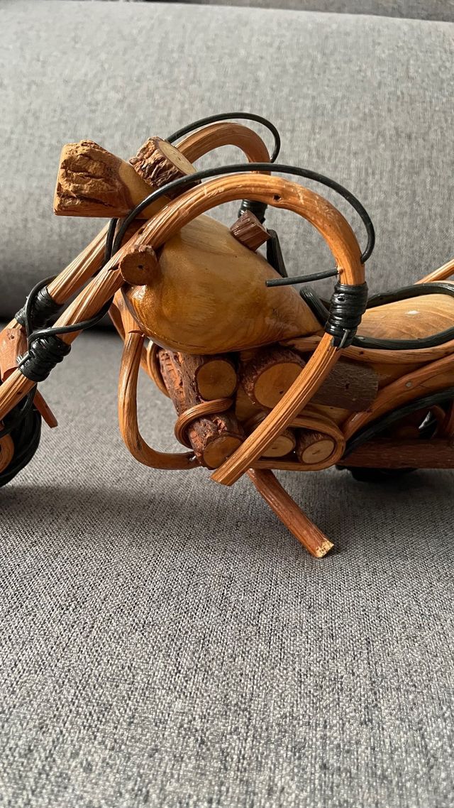 Moto de madera artesanal