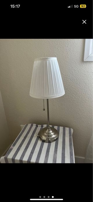 Lámpara de mesita de noche plateada