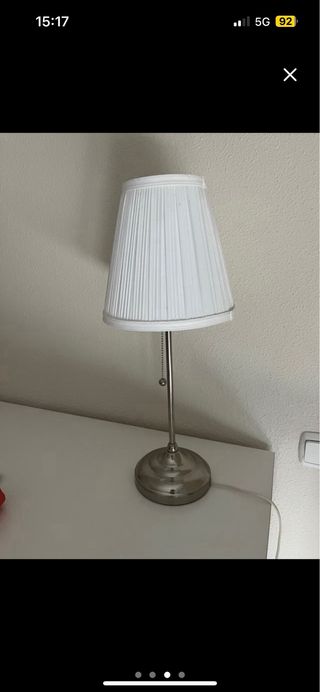 Lámpara de mesita de noche plateada