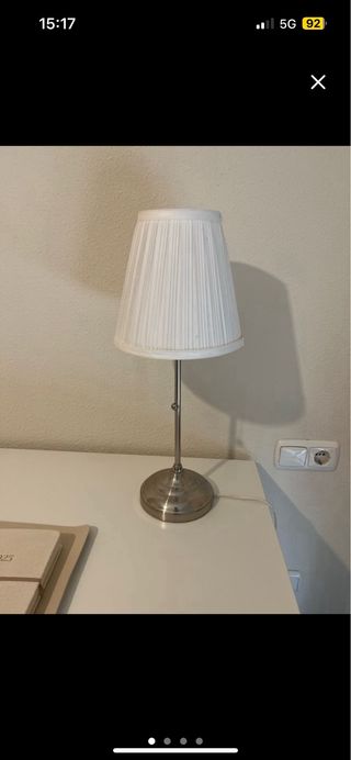 Lámpara de mesita de noche plateada