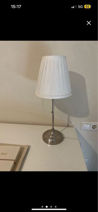 Lámpara de mesita de noche plateada