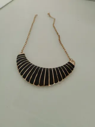 Gargantilla negra y dorada