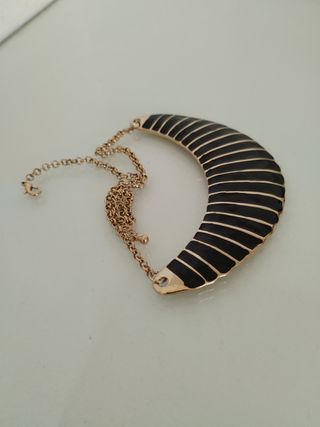 Gargantilla negra y dorada