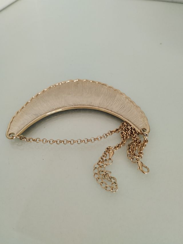 Gargantilla negra y dorada