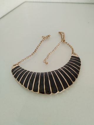 Gargantilla negra y dorada
