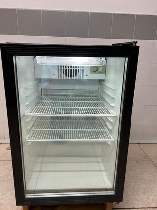 Nevera de bar con puerta de cristal