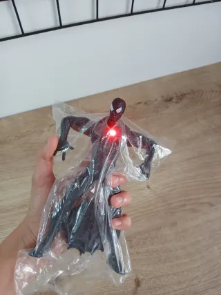 Figura Spiderman Negra con Luz