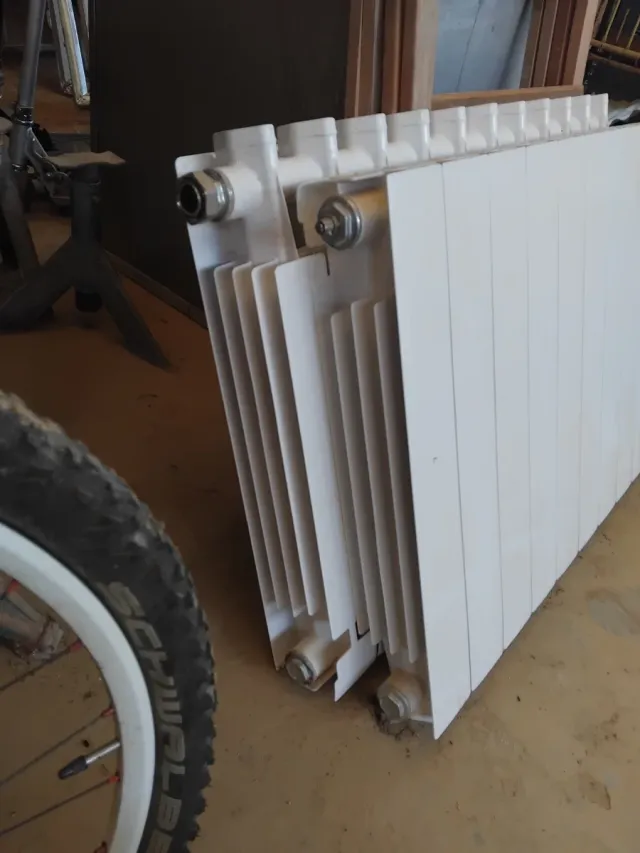 Dos radiadores blancos de metal de once módulos