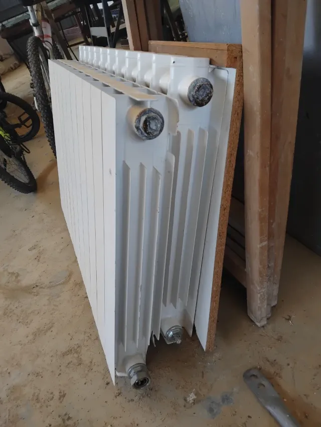 Dos radiadores blancos de metal de once módulos