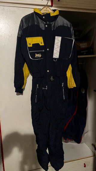 Mono de nieve azul y amarillo