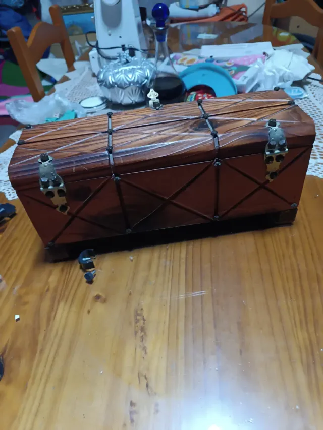 Cofre de madera decorativo