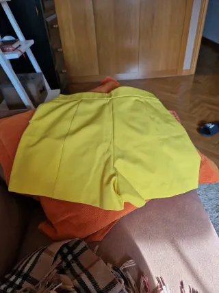 Falda corta amarilla con botones