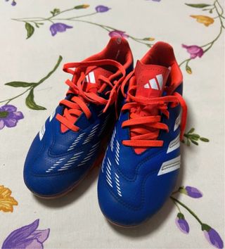 Botas de fútbol Adidas Predator azules y rojas