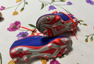 Botas de fútbol Adidas Predator azules y rojas