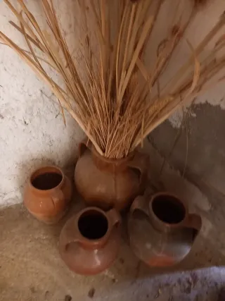 Juego de 4 cántaros antiguos de barro