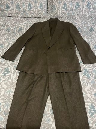 Traje de chaqueta y pantalón marrón
