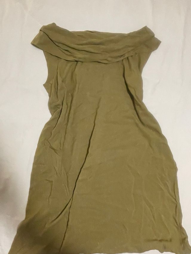 Vestido dorado/verde con cuello drapeado