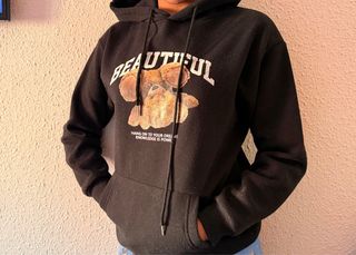Sudadera Negra con Estampado de Oso