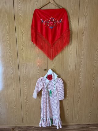 Traje de chulapa completo con sus complementos.