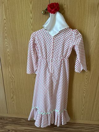 Traje de chulapa completo con sus complementos.