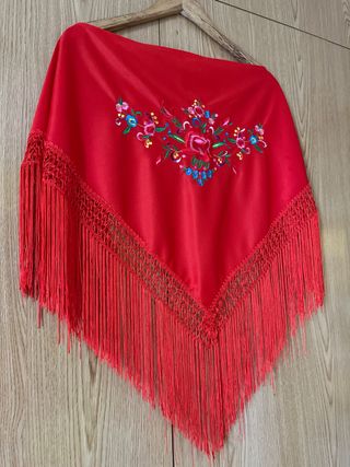 Traje de chulapa completo con sus complementos.