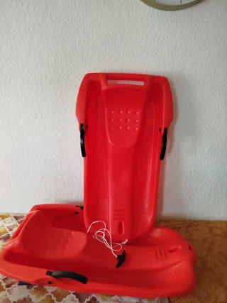 Trineos para nieve rojos