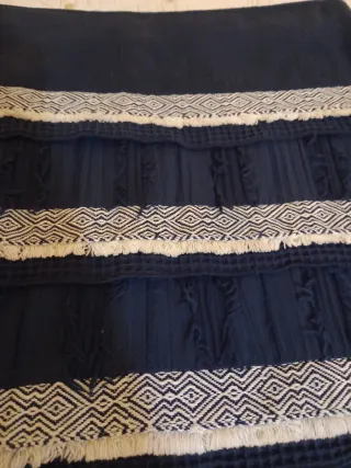 Falda azul con detalles blancos