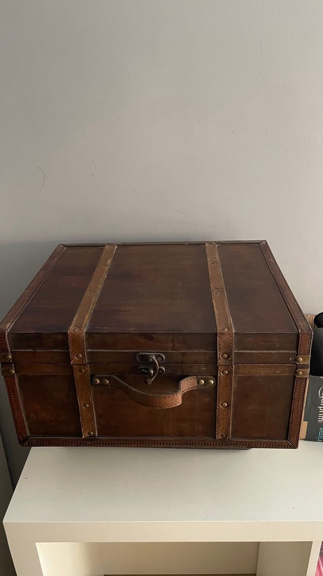Baúl de madera y cuero.