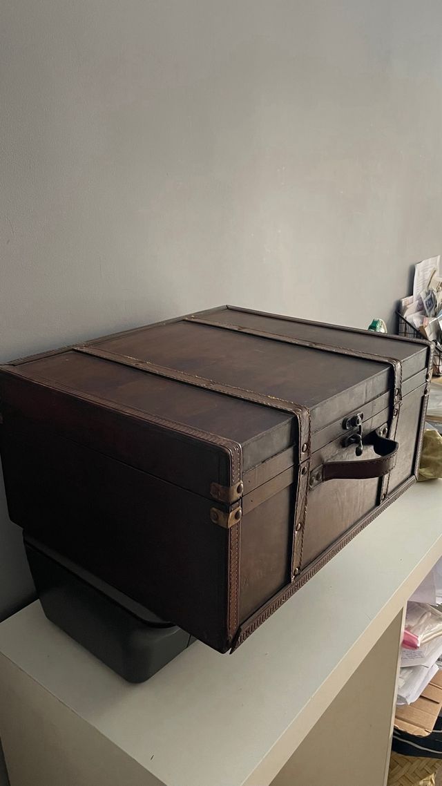 Baúl de madera y cuero.