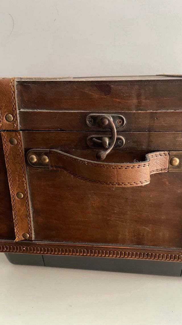 Baúl de madera y cuero.