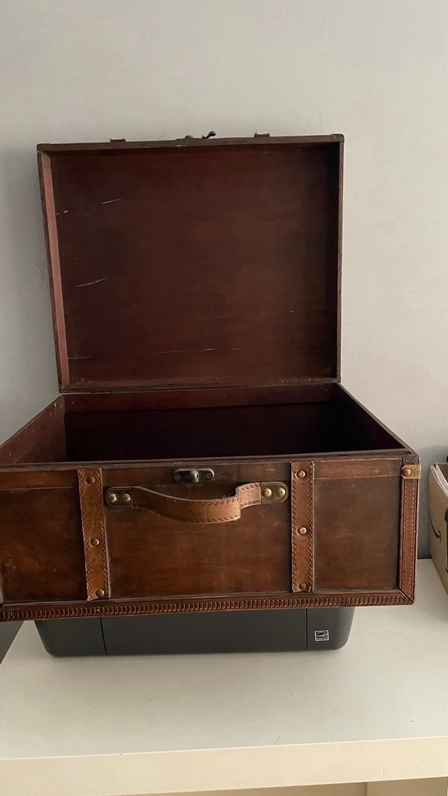 Baúl de madera y cuero.