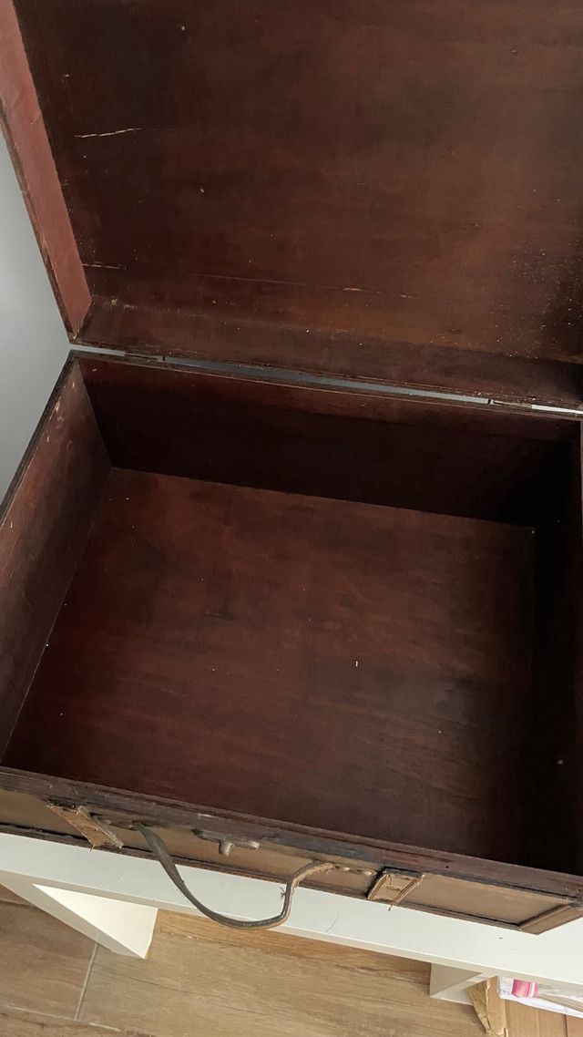 Baúl de madera y cuero.